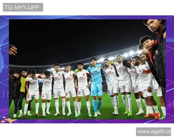 上海海港喜获三连冠更衣室庆祝合影传递冠军荣耀