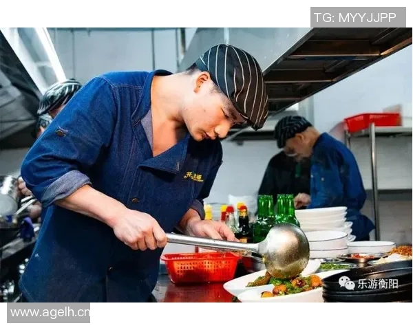 哈兰德在家享受红外线理疗与美食烹饪的双重乐趣