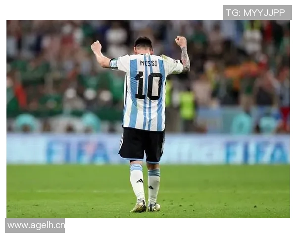 梅西巧妙观察对手防守时机精准助攻展现超凡球技