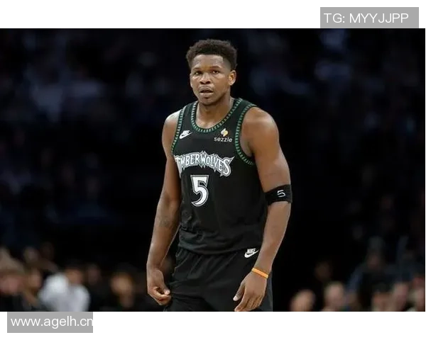 爱德华兹首节狂砍14分半场高效9中7三分命中2记助攻4次表现抢眼