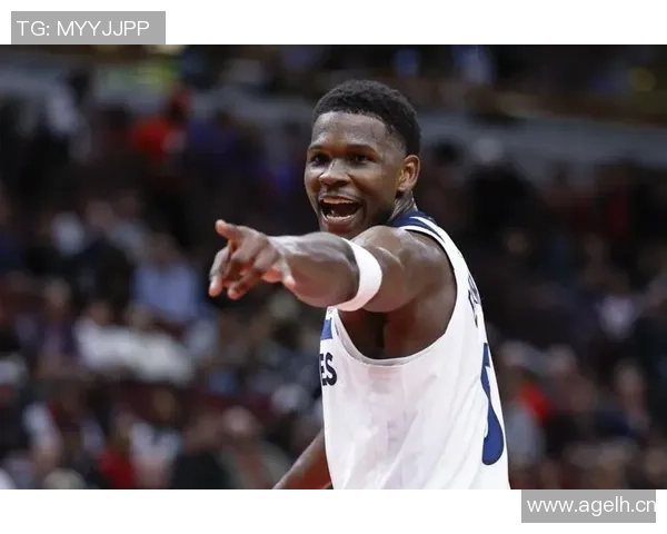 爱德华兹高效得分难救主球队失利全场19投11中砍下31分表现依旧亮眼