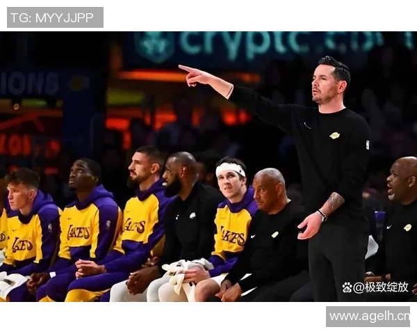 詹姆斯最后一攻前询问雷迪克暂停建议雷迪克果断选择直接进攻策略